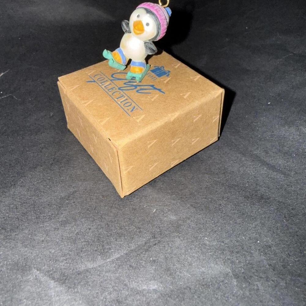 Vintage Avon Wee Winter Friends Penguin Ornament‎